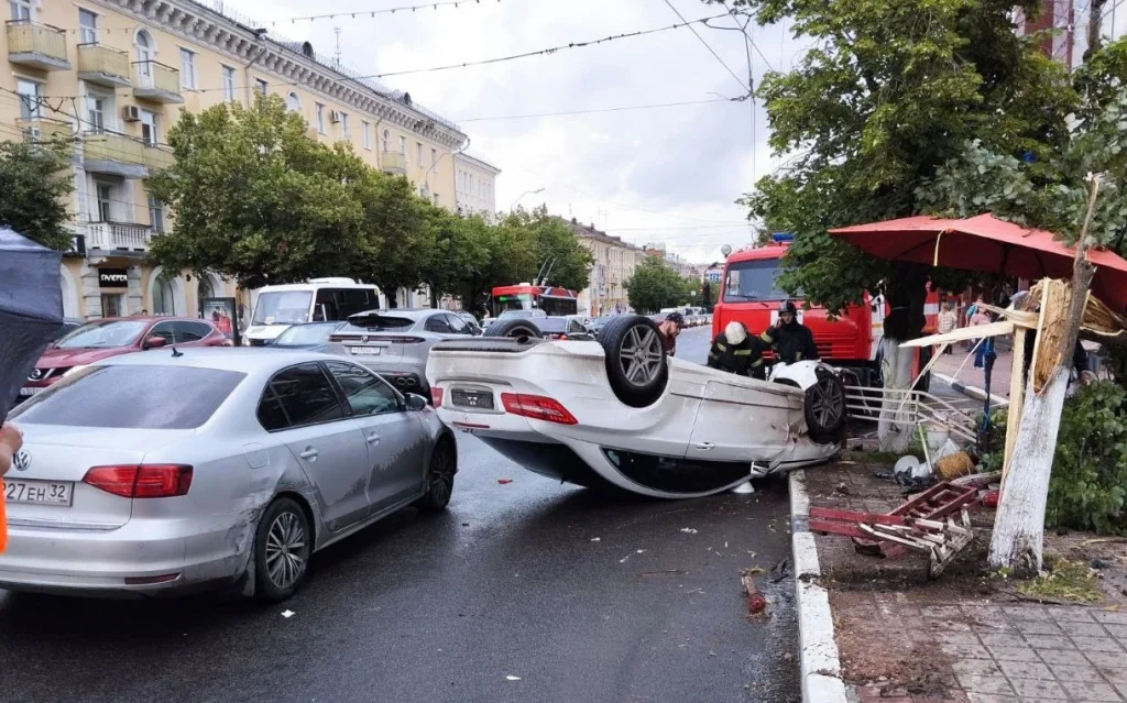 В Брянске в перевернувшемся возле ТЦ «Родина» автомобиле никто не пострадал