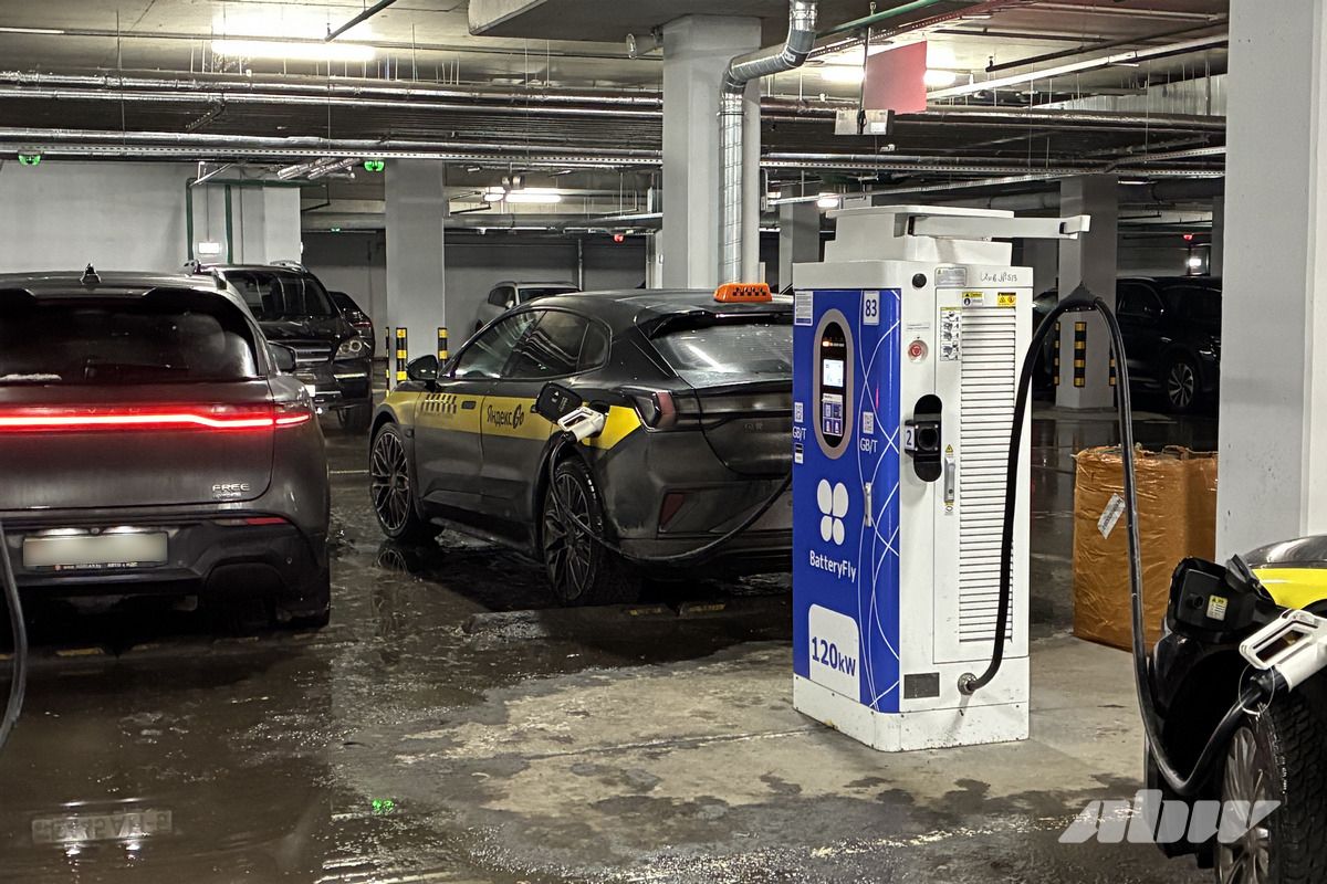 Таксисты занимают все зарядки? Что происходит на электрозаправках днем