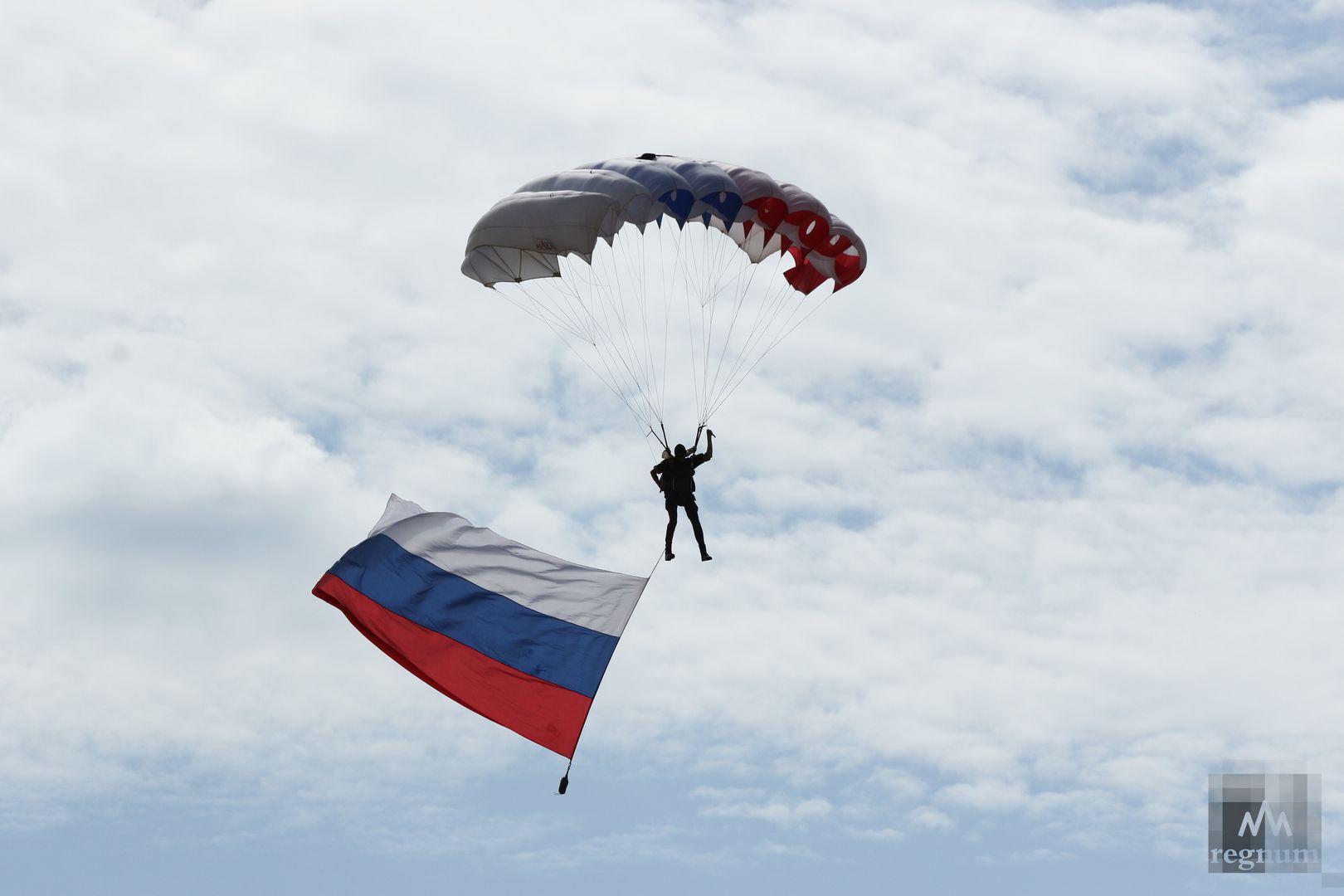 Спортсмен спускается на парашюте с постоянной. Парашютист.