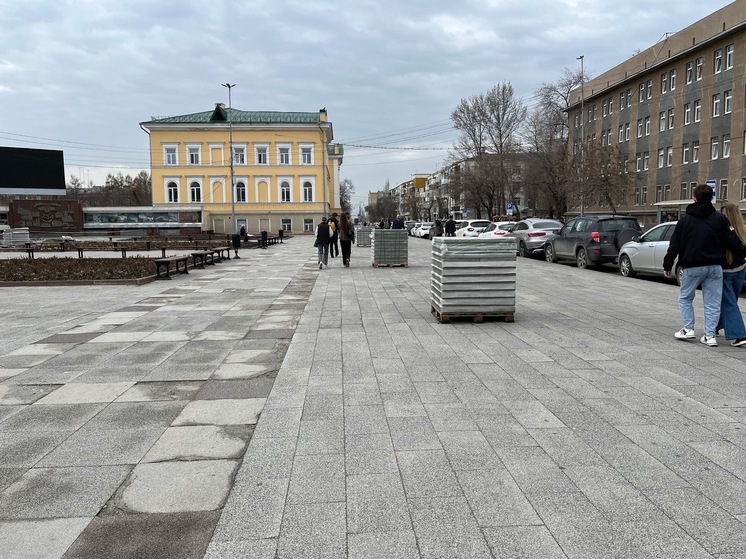 На площади Чернышевского меняют тротуарную плитку