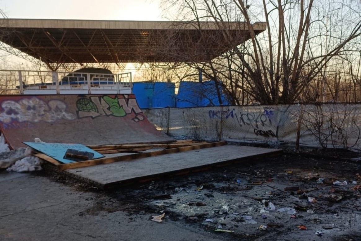 Скейт-парк. Скейт парк в Омске зеленый остров. Скейт парк в Омске. Елагин остров скейт парк.