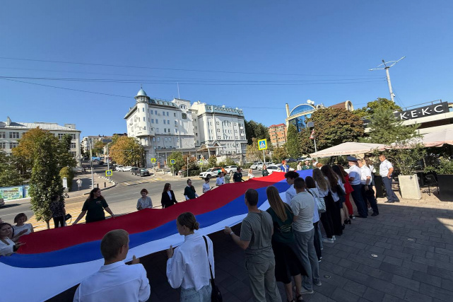 Разворачивание российского триколора.jpg