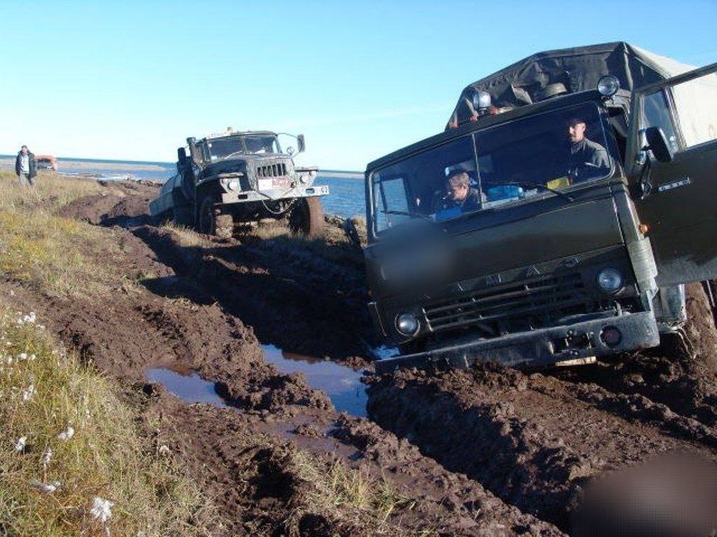 Водители бездорожья. КАМАЗ 4310 зимник. КАМАЗ 4310 на бездорожье севера. КАМАЗ вездеход 6х6 в грязи. КАМАЗ 4310 по грязи.