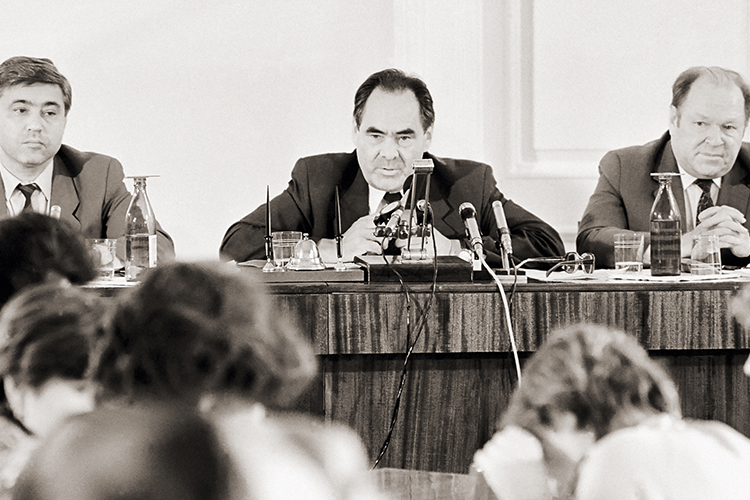 Процесс формирования «вертикали власти» был трудным, вызывал ожесточенные споры на сессиях Госсовета РТ, эмоциональную полемику в СМИ республики и жесткие критические публикации о Татарстане в федеральных СМИ