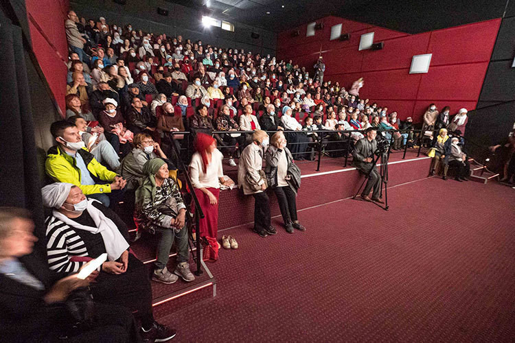 «В прошлом году для зрителей ввели платные кинопоказы. Как объяснила Айтуганова на пресс-конференции, такое решение приняли из-за высокого интереса к фестивалю и необходимости контролировать посещаемость»