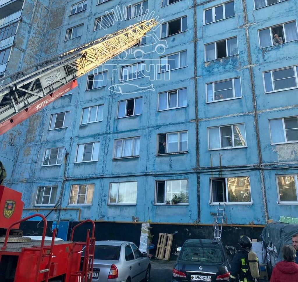 В мурманске горит. Пожар. Пожар многоэтажки. Дом многоэтажка. Пожары в жилых домах.