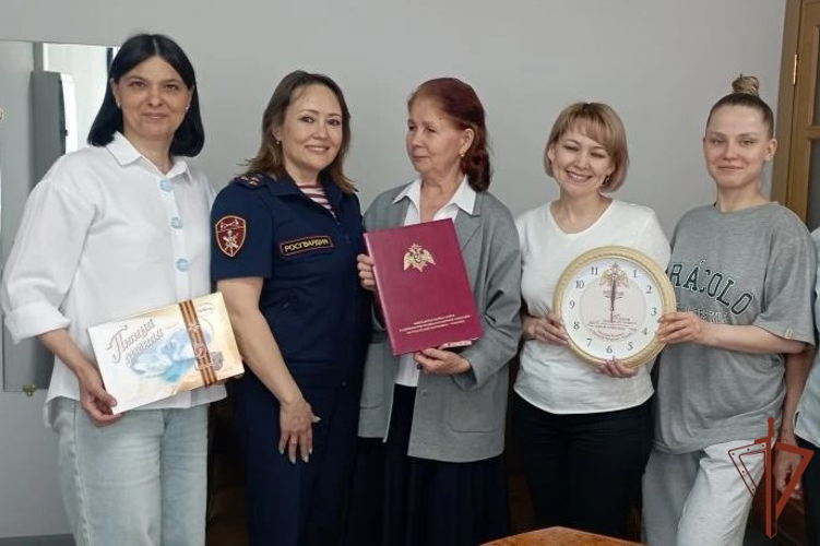 В Приволжье росгвардейцы поздравили журналистов с Днем радио