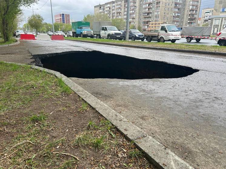 Подмыв грунта стал причиной провала асфальта на челябинской улице