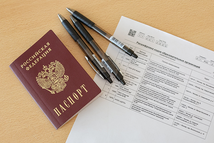 Средний балл по русскому языку в 2025 году составил 60,7, что на 3,18 балла ниже, чем в 2024 году (тогда было 63,88)