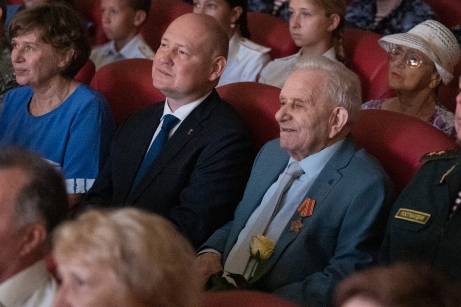 Михаил Развожаев поздравил со столетним юбилеем ветерана Михаила Латоху