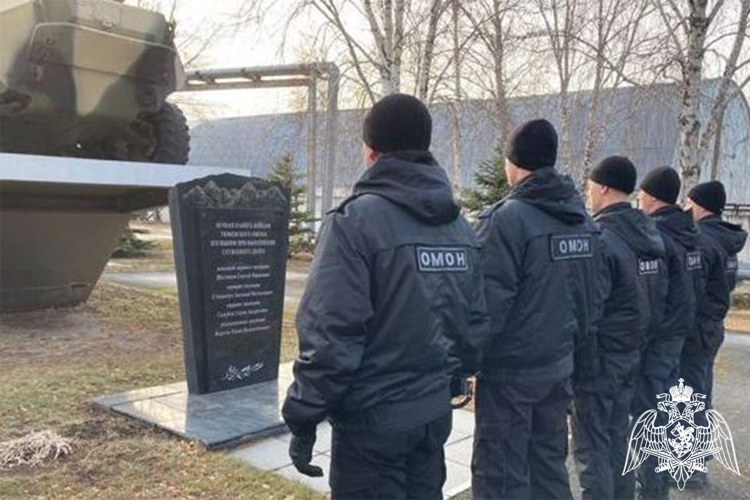 В Тюмени начальник территориального управления Росгвардии и сотрудники спецподразделений почтили память погибших боевых товарищей