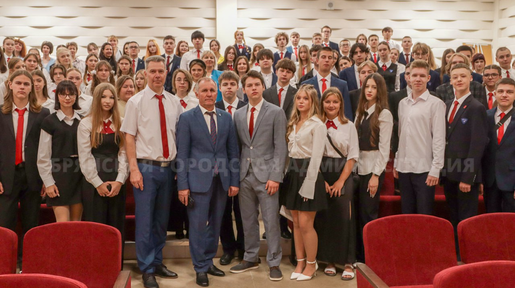 Мэр Брянска Александр Макаров поздравил школьников и учителей с Днём знаний