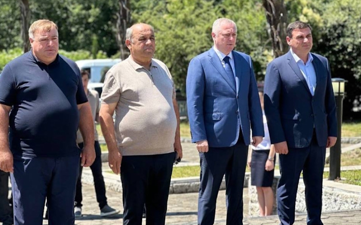 Печать Президент Бадра Гунба почтил память погибших участников тамышского десанта