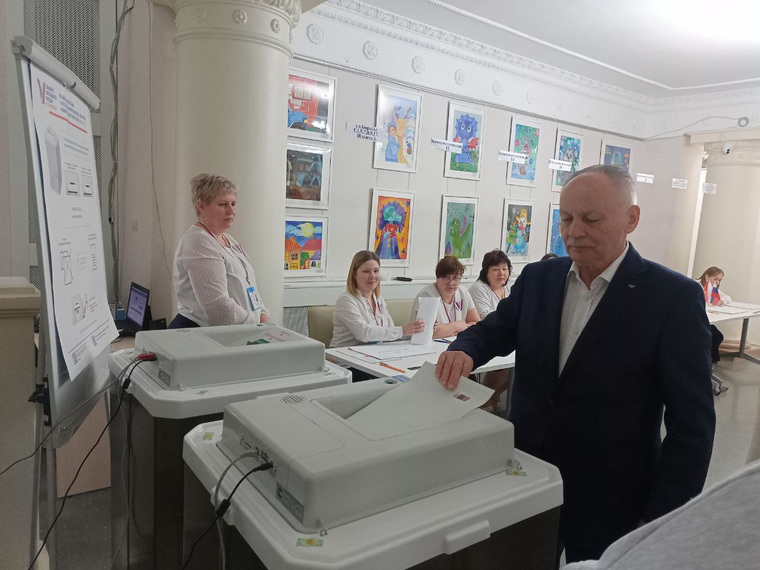 Александр Балашов проголосовал в Копейске, где находится оборонный завод «Пластмасс», которым он руководит