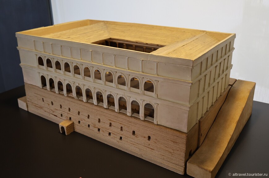 Макет бывшего римского Форума в Коимбре. Здание форума - бежевого цвета, криптопортик (на переднем плане он двухэтажный) - песочного. Главное назначение криптопортика — выравнивание участка местности при строительстве и обеспечение устойчивости постройки.