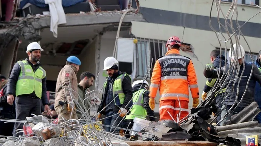 Число жертв при землетрясении в Турции превысило шесть тысяч