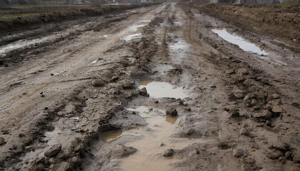 Юные школьники пешком по дорожной трясине добираются в Большую Венью в Удмуртии