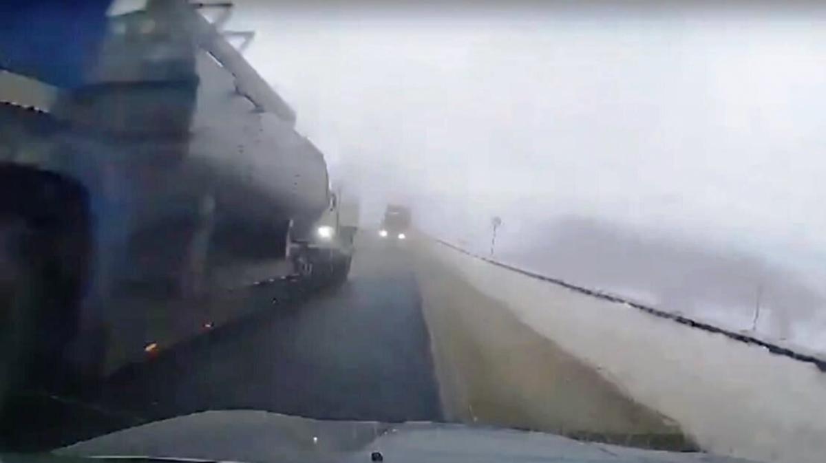 как заставить машину ехать. мужчина за рулем автомобиля. машина на дороге. как заставить машину ехать. как заставить машину ехать.