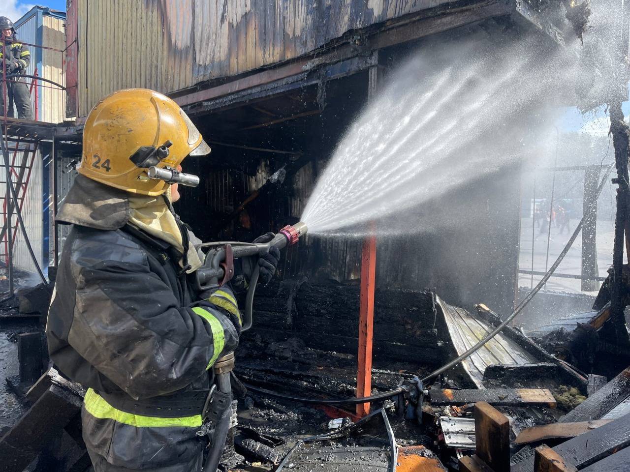 Во сколько потушили пожар в крокусе. Пожарные тушат. Пожарник тушит огонь. Пожарные потушили пожар. Пожары металлов.