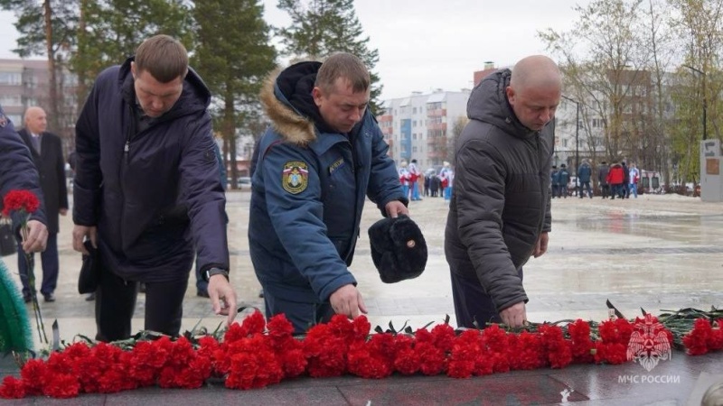 В Ноябрьске проходит второй день «Конгресса безопасности Арктики 2024».День начался с возложения цветов к мемориалу на площади Памяти.