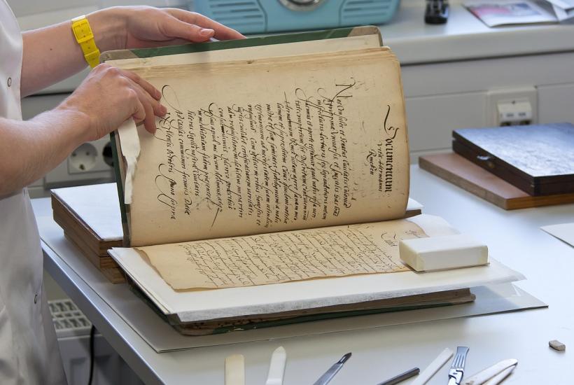 старинный манускрипт в историческом архиве 