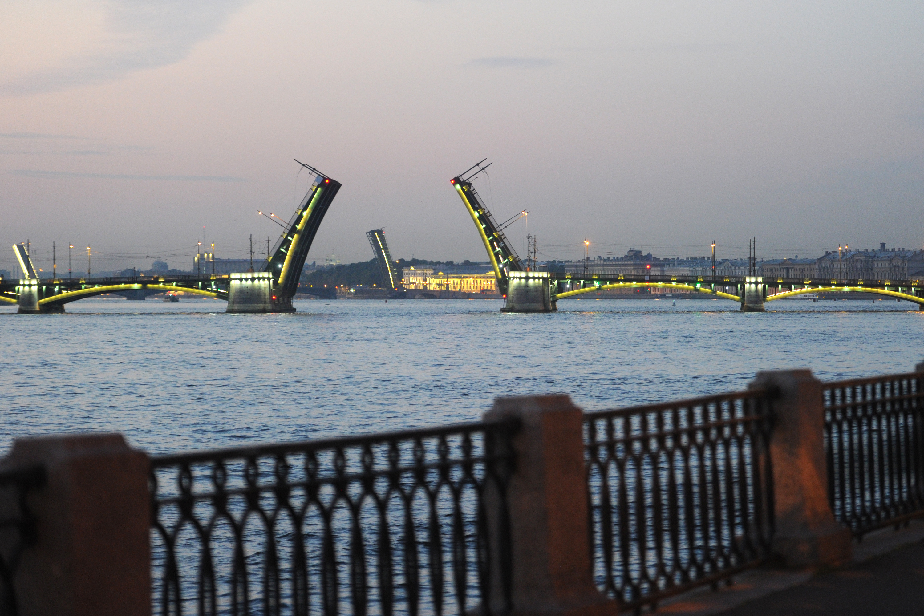 Разводят ли сейчас мосты в петербурге