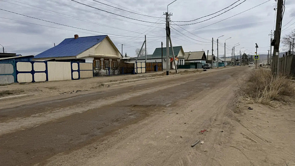 На улице Гусиноозёрска устанавливают освещение