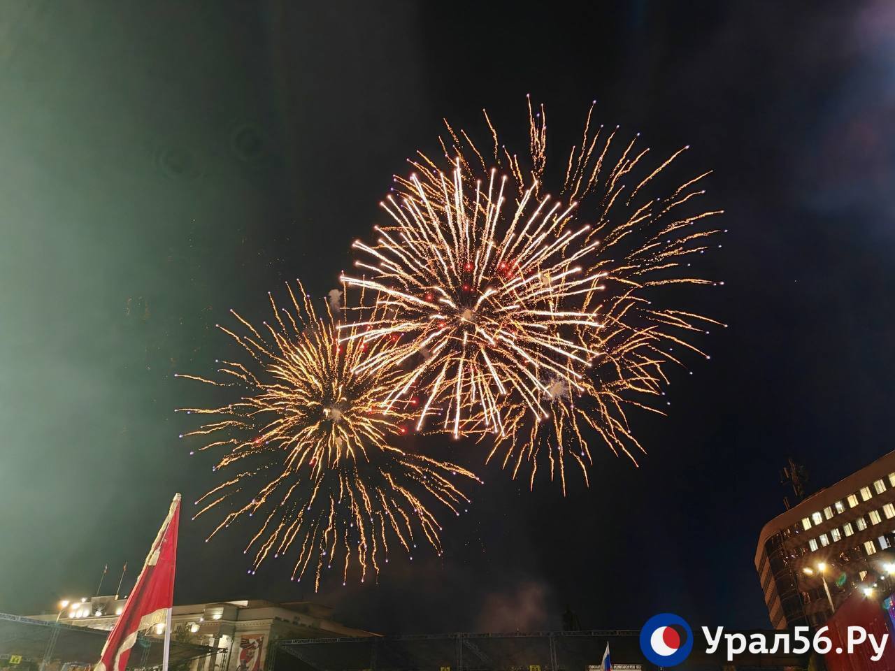 Салют Победы прогремел над Оренбургом и Орском: фото и видео 