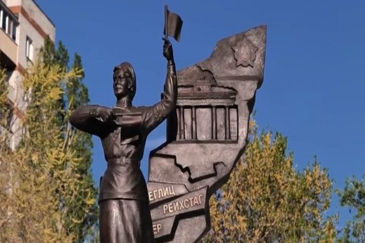 В Саратове росгвардейцы приняли участие в торжественном открытии памятника легендарной регулировщицы Марии Лиманской