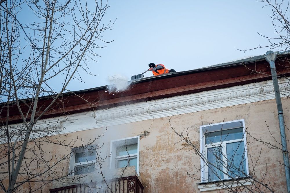 Крыша в кирове. Сход снега с крыши. Снег падает с крыши. Панцири на крышах домов. Сугроб на крыше.