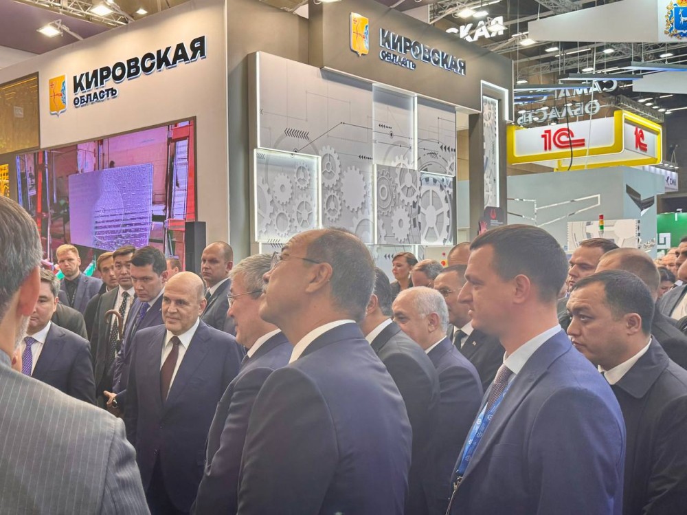 Михаил Мишустин оценил кировский стенд на 