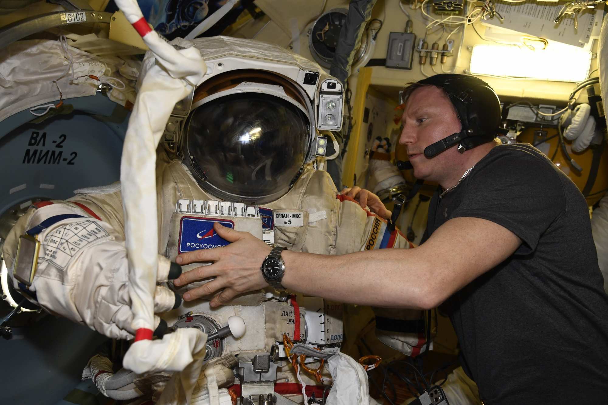 Российские космонавты готовятся выйти в открытый космос