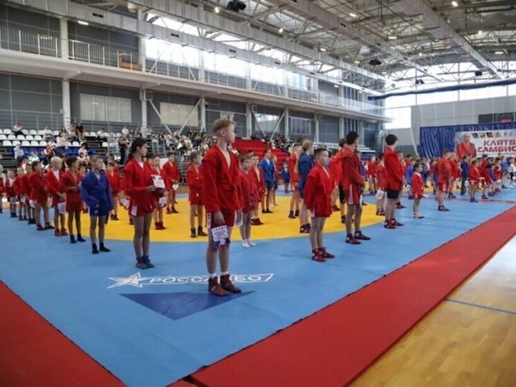 В Хабаровске более 200 юных спортсменов дали клятву самбиста