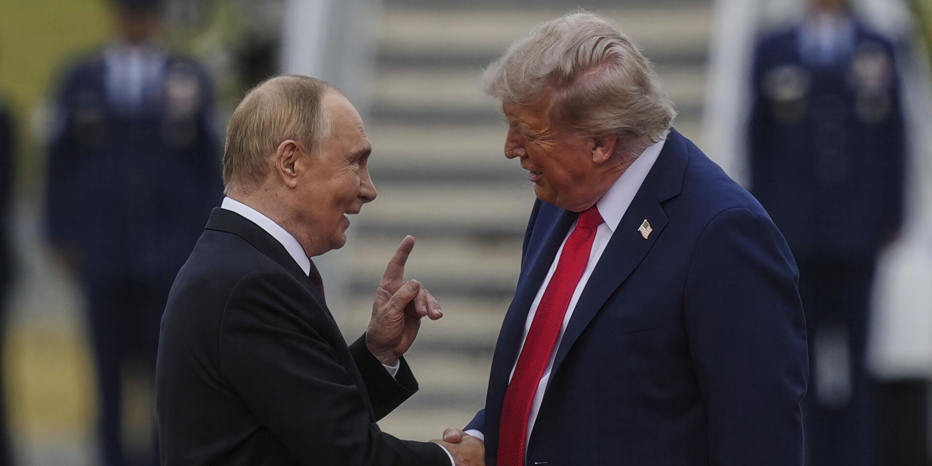 Президент Дональд Трамп приветствует президента России Владимира Путина на Аляске - ИноСМИ, 1920, 20.11.2025