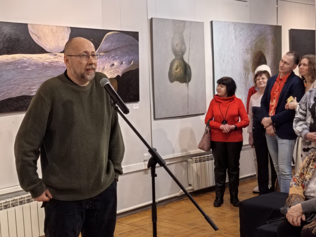 Январская выставочная волна задаёт новгородцам вопросы и настроение на год вперёд