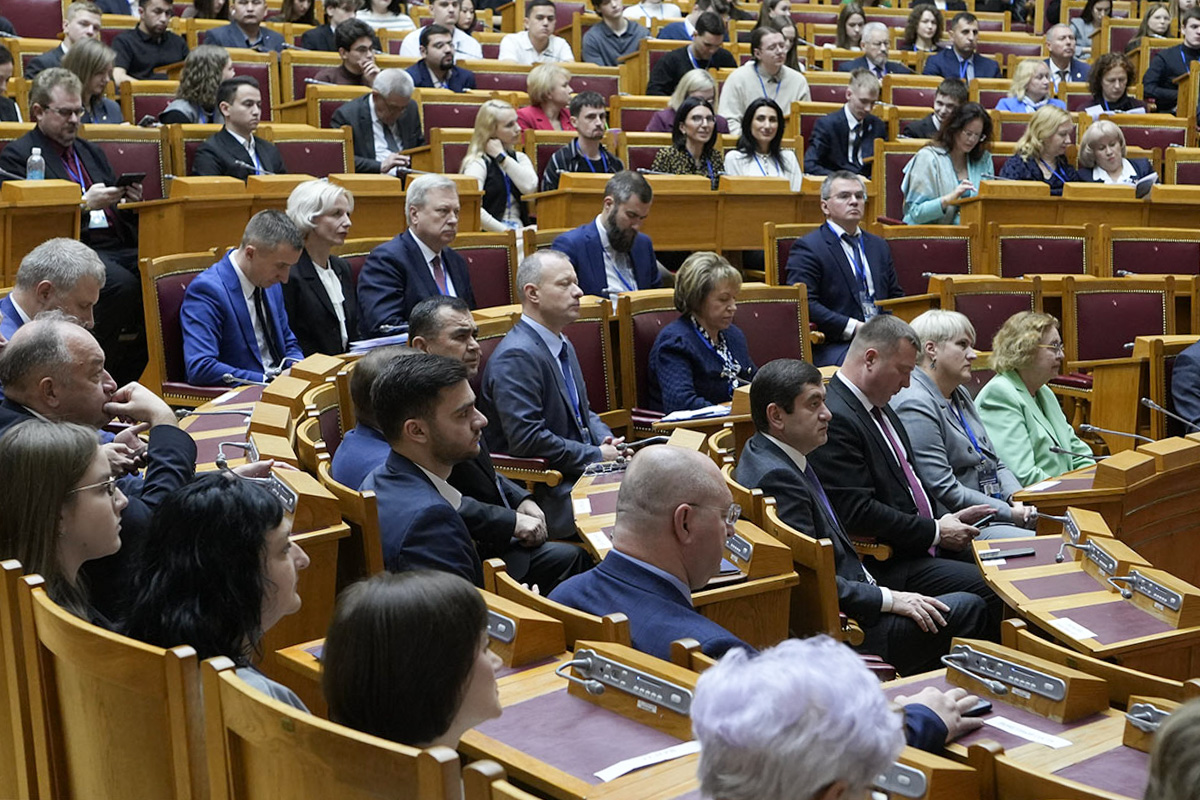 На пленарном заседании собрались ведущие эксперты – ученые, педагоги, практики из разных стран Содружества 