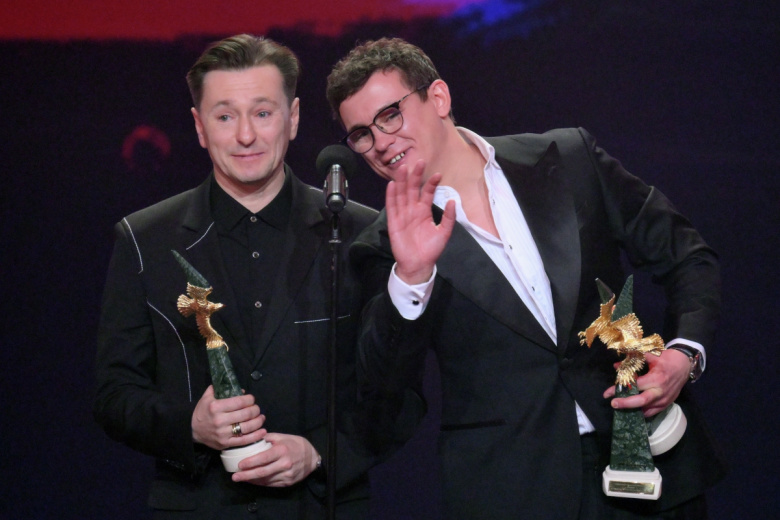 Лауреаты XXIV Национальной премии в области кинематографии «Золотой орел» в номинации «Лучшая мужская роль в кино» актеры фильма «Август» Сергей Безруков (слева) и Никита Кологривый на церемонии награждения