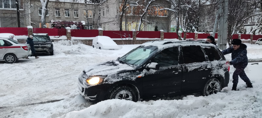 Росгвардейцы пришли на помощь автомобилистам во время снегопада в Самарской области