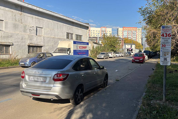 Платная муниципальная парковка на 63 места на улице Роторной — одна из тех, которые заработают в Казани с 1 октября