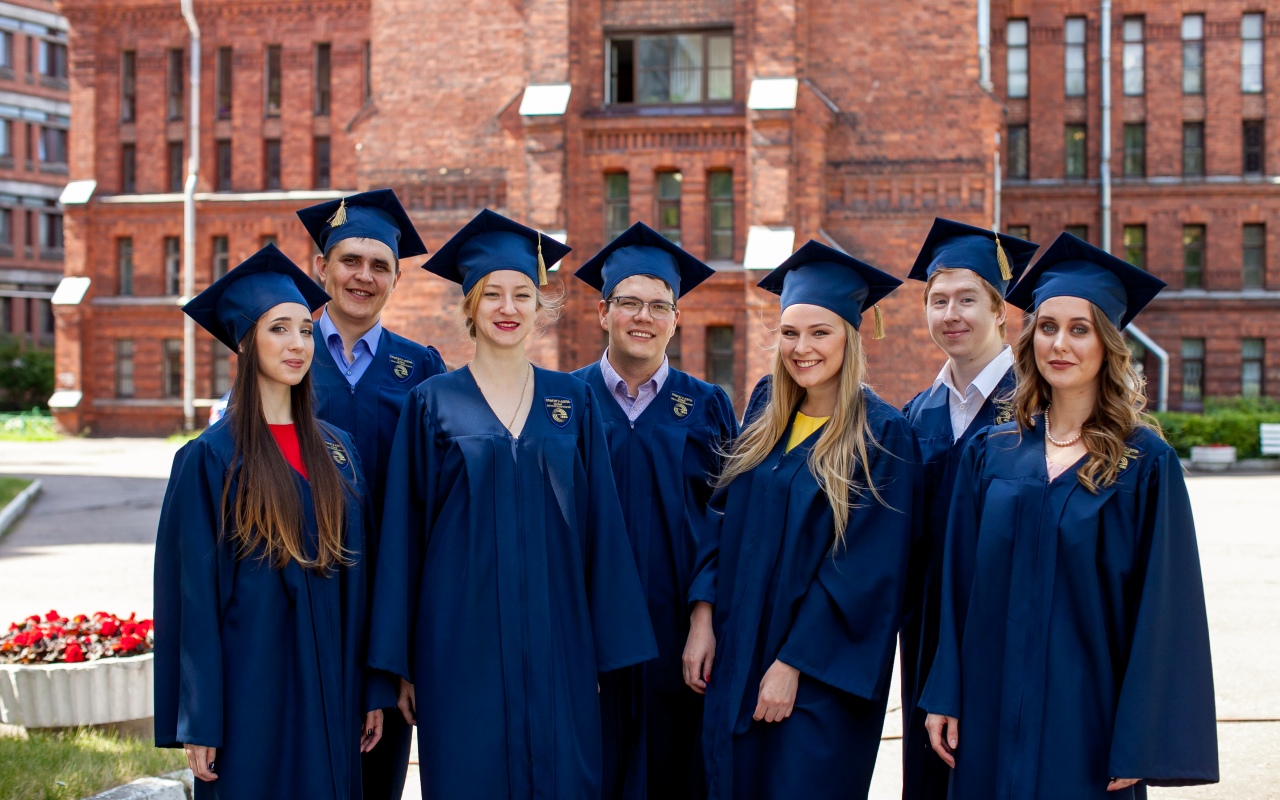 Graduate school. Университет Майти университет США. Выпускники российских вузов. Выпускники немецких вузов. Выпускная форма в Америке.