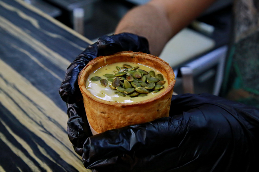 армейская столовая. миска для кота. солдатская столовая. смешные коты с надписями. еда для кошек.