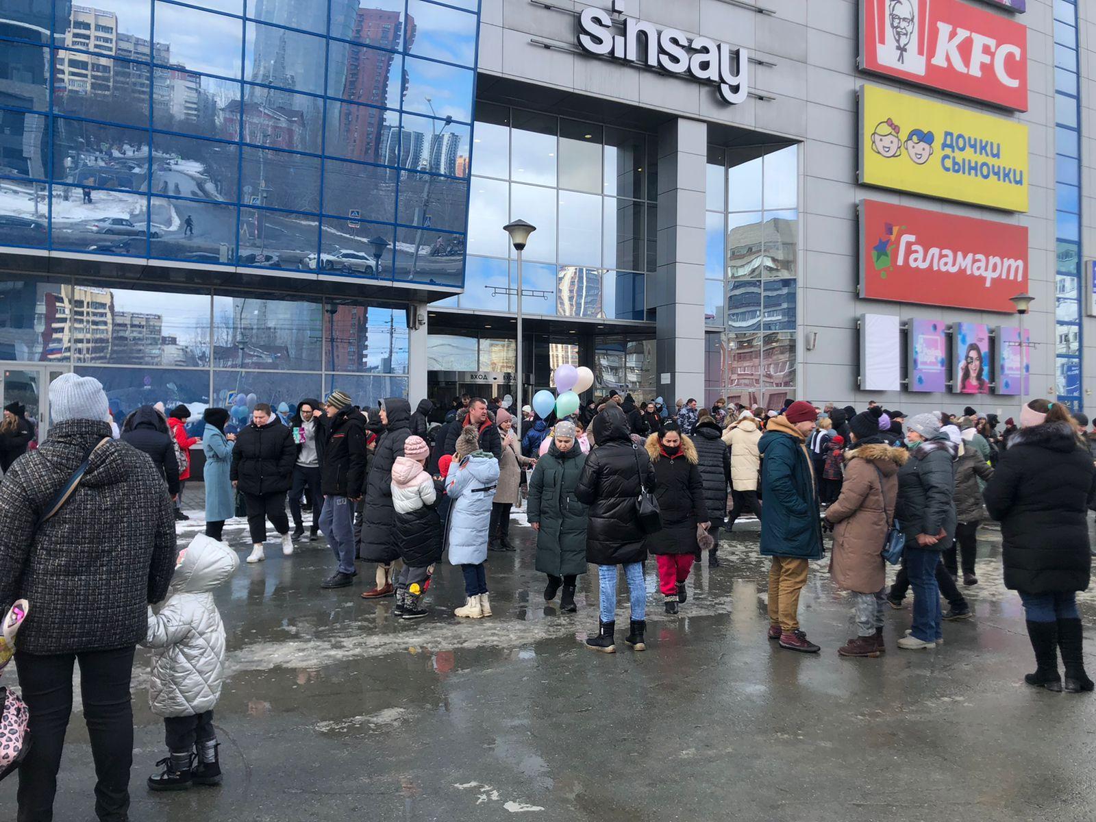 Эвакуация трц галерея. Эвакуация ТЦ. ТЦ первый открытие. Фотосессия в торговом центре. Эвакуация из торгового центра.