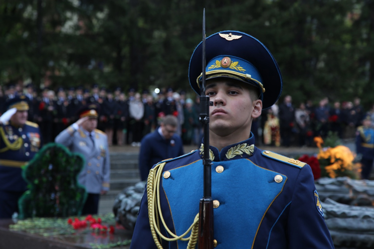Руководство и личный состав территориального управления Росгвардии возложили цветы к Вечному огню в Челябинске