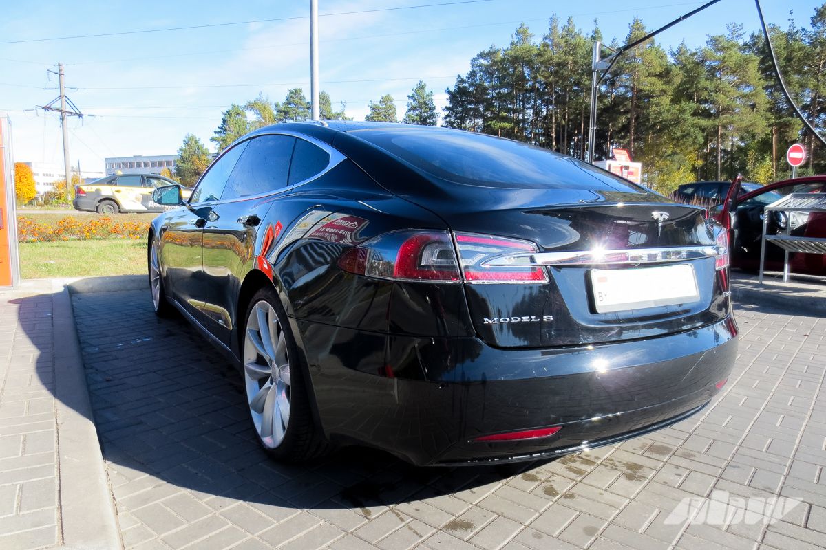 Tesla_Model_S_сзади_слева