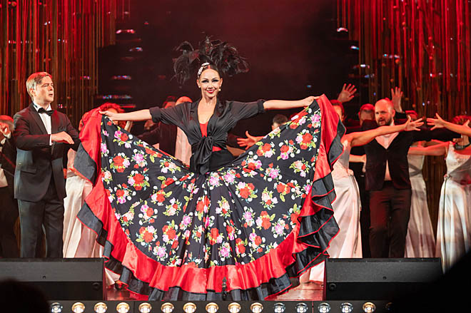 Обширная программа «Геликон-оперы» состояла не только из классических оперных арий. Артисты также исполнили русские песни и романсы, в том числе известные «Очи чёрные», где в цыганку перевоплотилась ведущая концерта «Царица ночи» Ксения Лисанская. ФОТО: ЗЕМФИРА АЗАМАТОВА