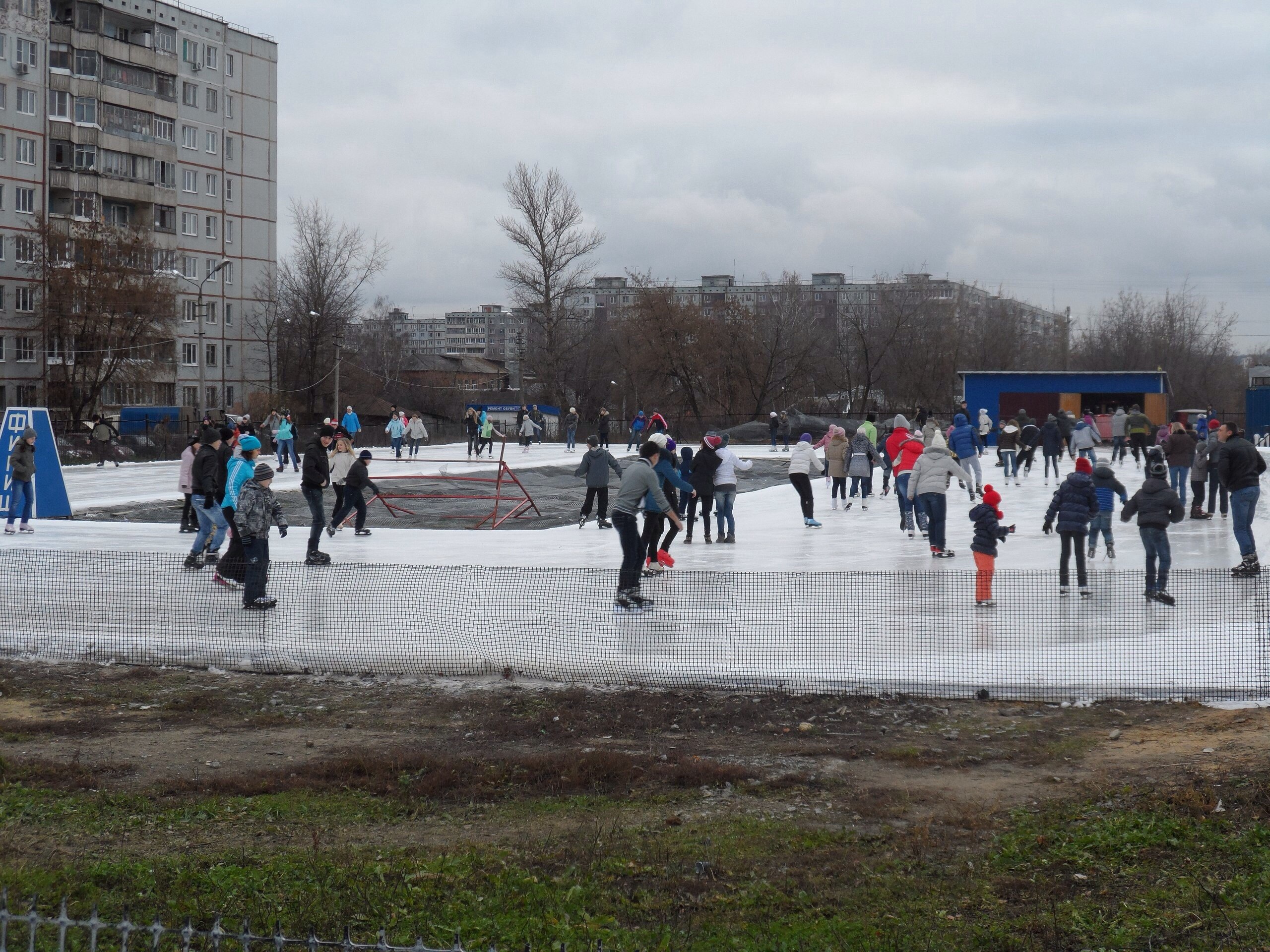 Каток в заречье тула. Каток в Туле в Заречье на Максима Горького. Ледовый стадион Заречье Тула. Каток на Максима Горького Тула 2021.