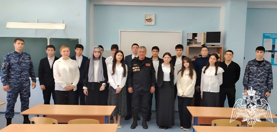 Сотрудники и ветераны Росгвардии провели для школьников урок Мужества