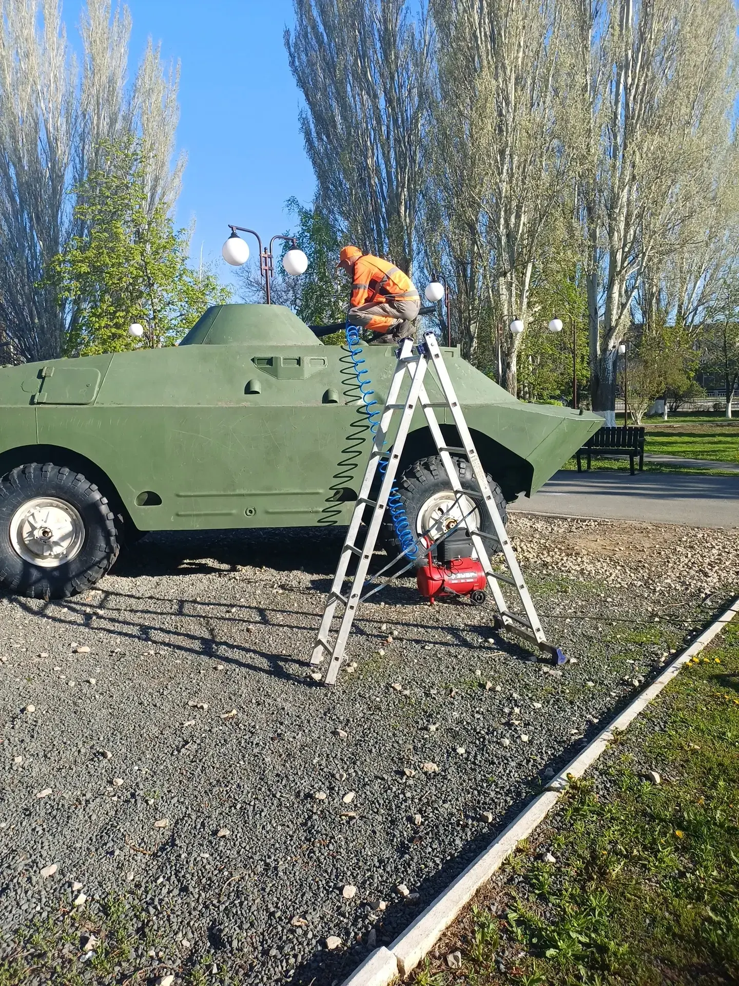 В преддверии Дня Победы в Балаково приводят в порядок Аллею Героев на улице Факел Социализма