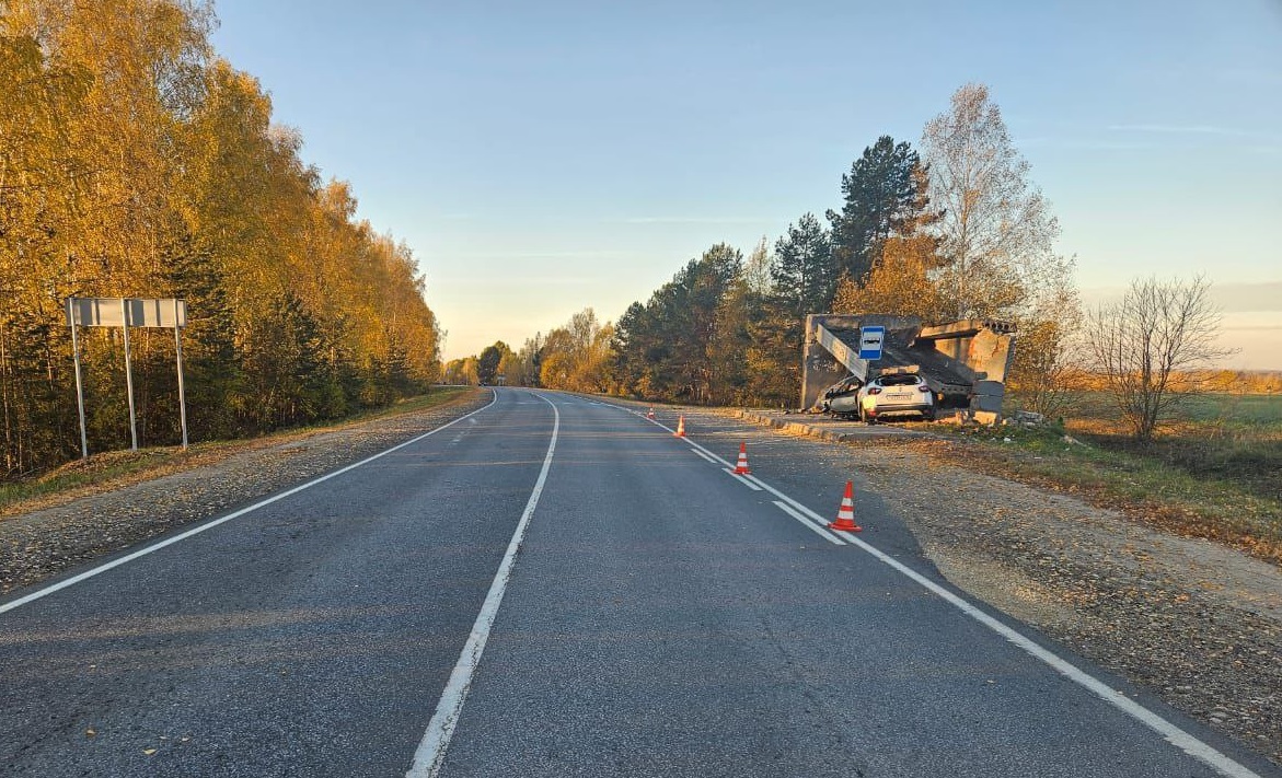 В Звениговском районе водитель Renault Kaptur врезался в автобусную остановку и скончался