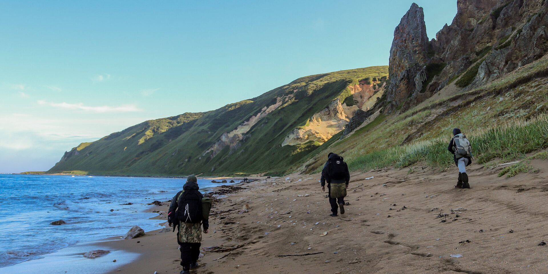 Участники экспедиции идут по берегу бухты Тетяева острова Уруп (остров южной группы Большой гряды Курильских островов). - ИноСМИ, 1920, 10.11.2025